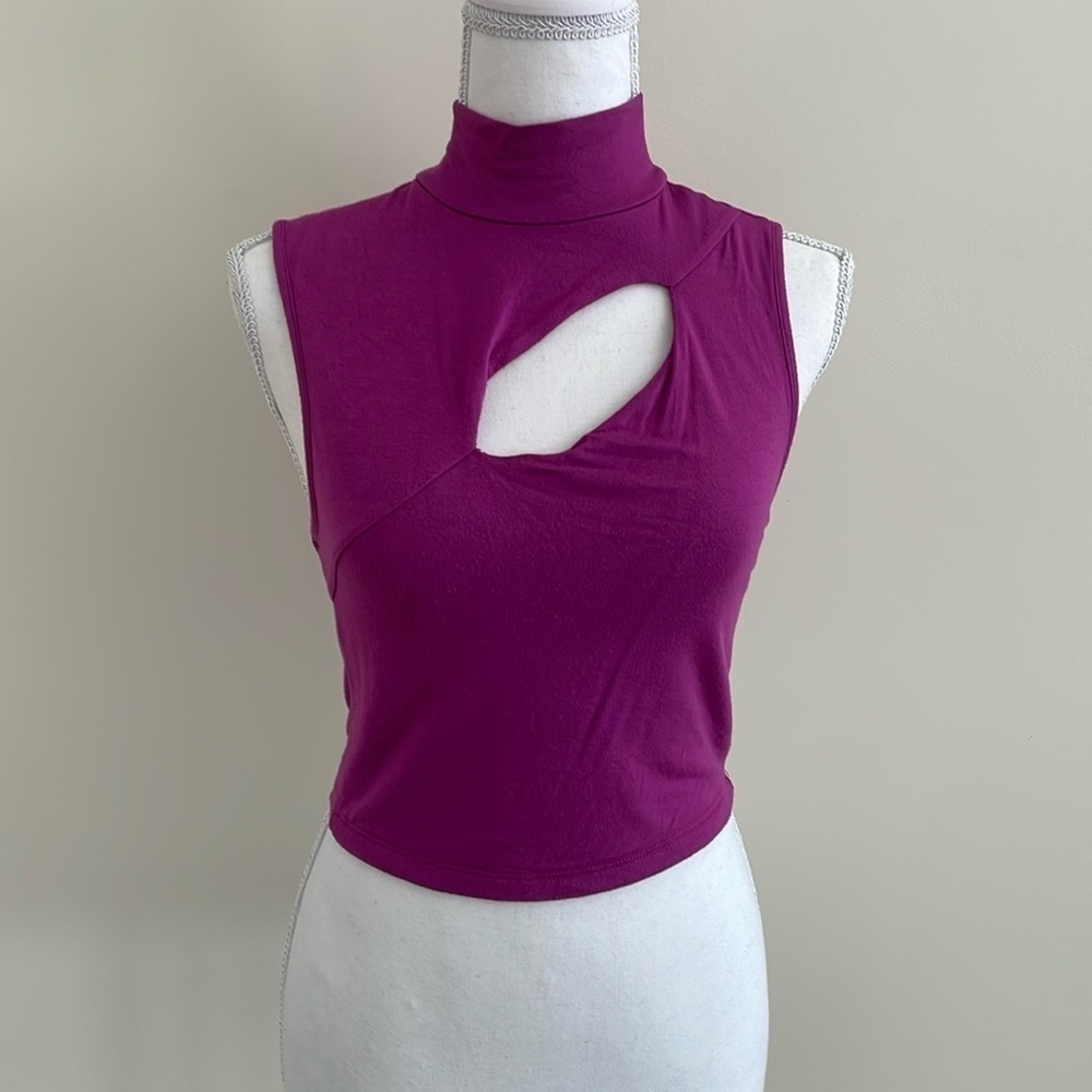 Arden B Sleeveless Rayon Top with Cut Out. Medium